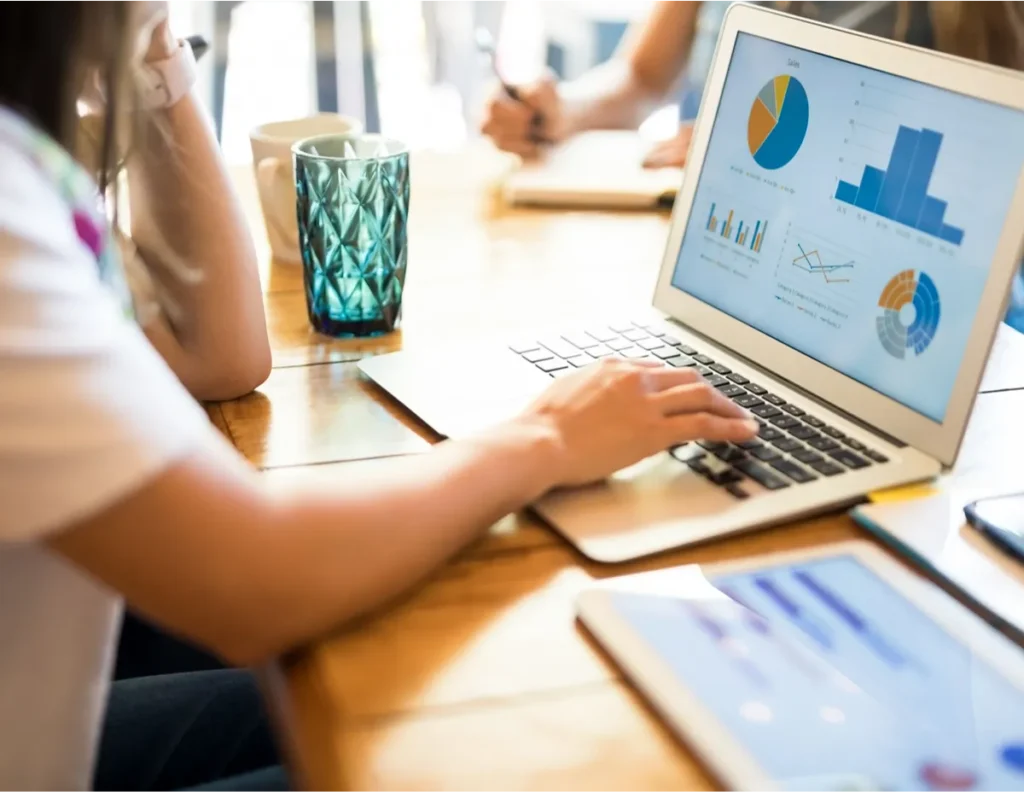 Podnikatelka vyhodnocuje data z PPC reklamy