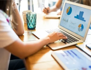 Podnikatelka vyhodnocuje data z PPC reklamy