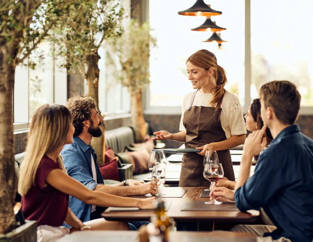 Hosté v restauraci se servírkou